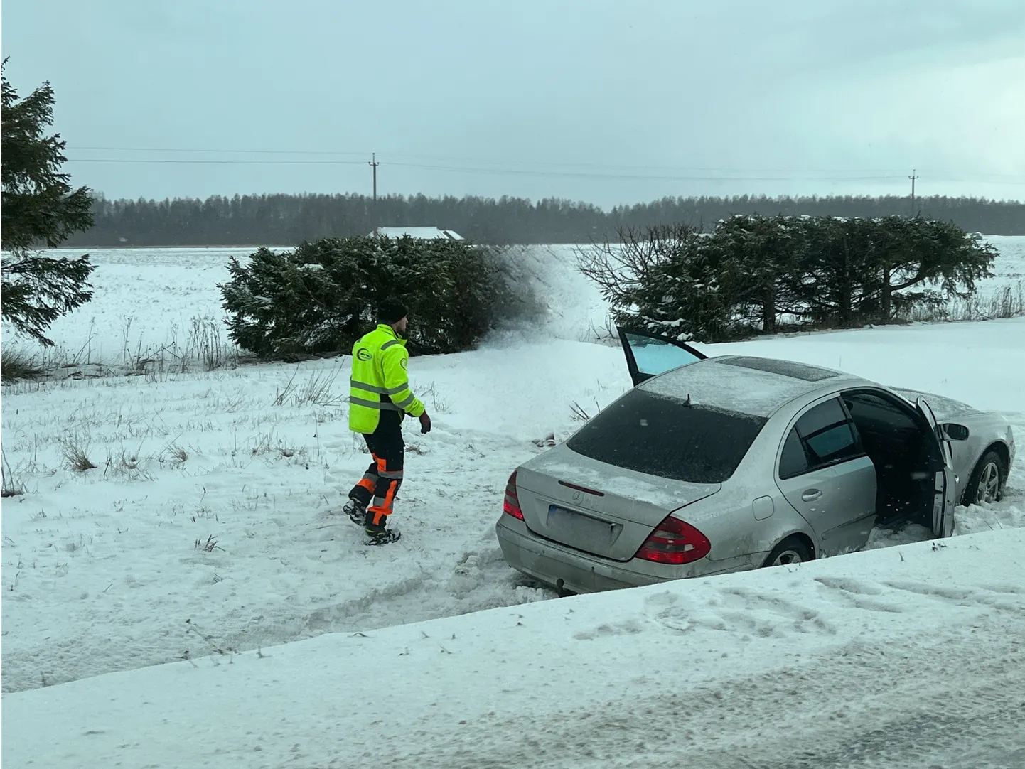 Автомобиль вылетел с дороги на обочину на трассе Е20