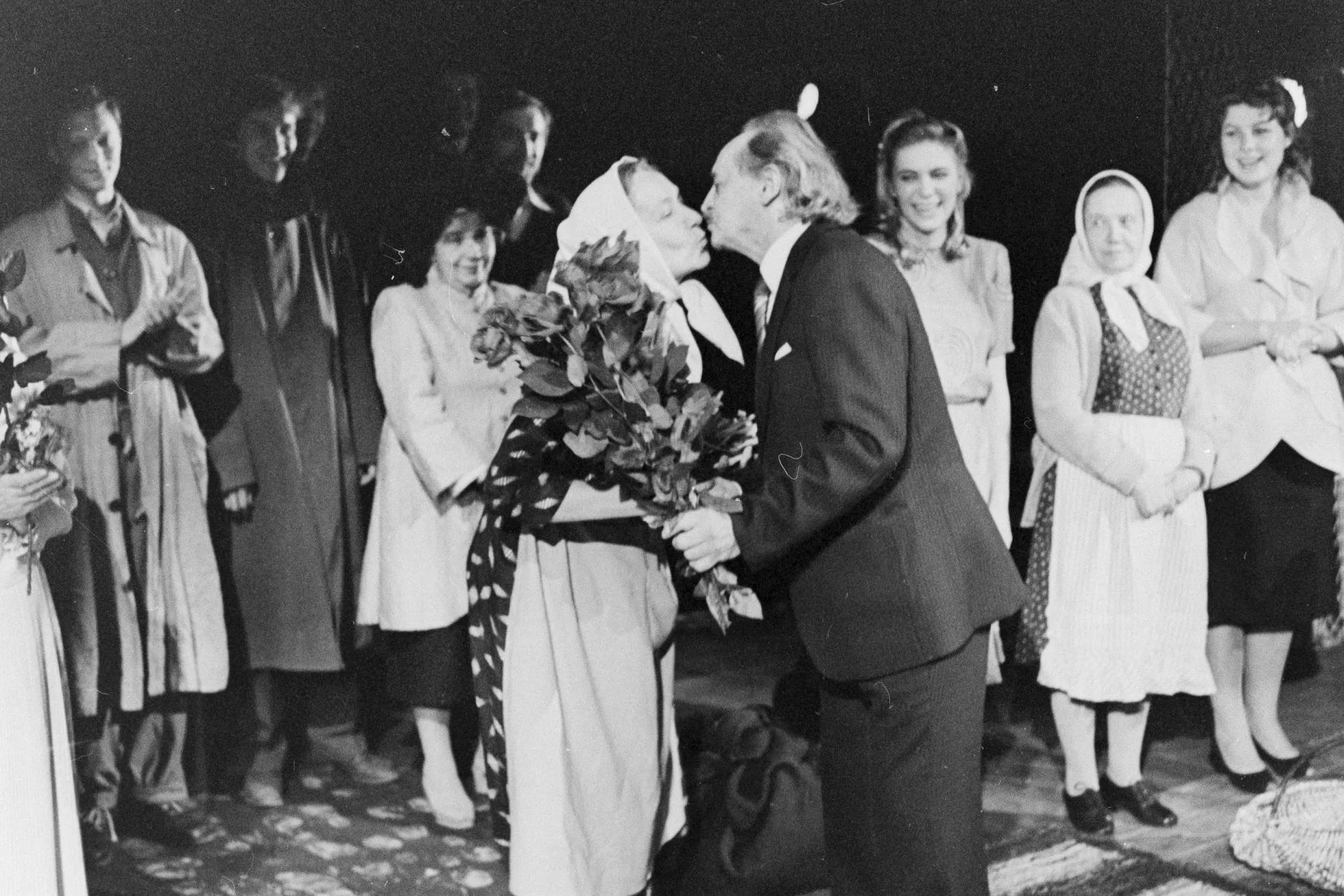 Jüri Järvet õnnitleb 1984 aastal V.Kingissepa nim. TRA Draamateatri näitlejat Ita Everit parima naisosatäitmise eest lavastuses «Pilvede värvid» saadud preemia eest Balti teatrikevadel.