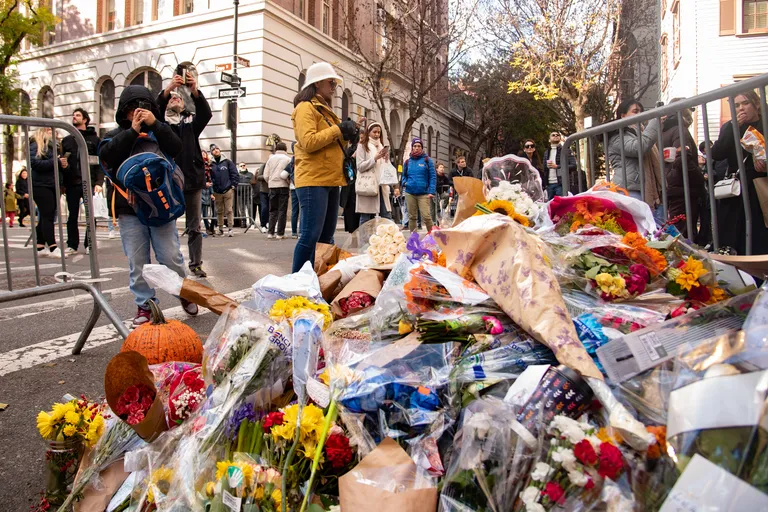 «Sõprade» fännid mälestasid Perryt New Yorgis.