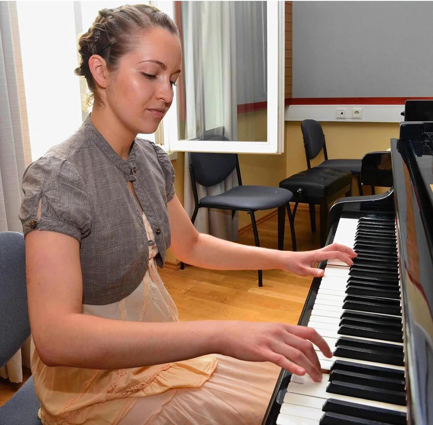 Kultuuriakadeemias lauluõpetajaks õppiv Helina-Victoria Kruup on klaverimängu harjutanud seitse aastat. Huvi muusika vastu juhatas ta bakalaureusetöö teemat otsides kunagise operetilaulja Therese Raideni ning lõpuks sai koolilõputööst elulooraamat.