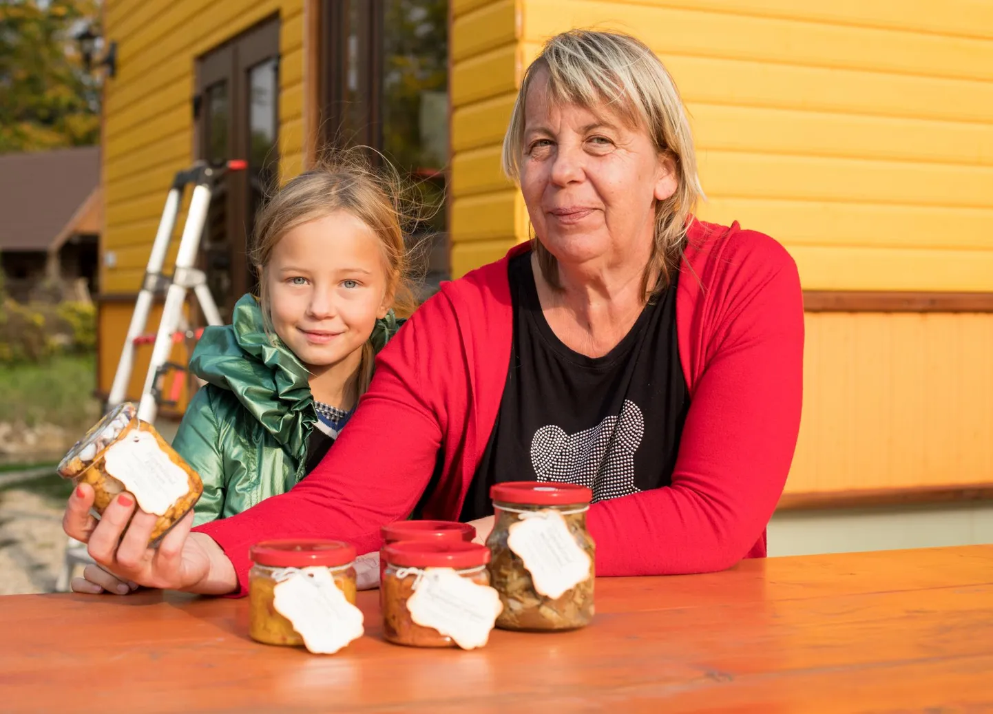 Ulvi Kallas koos tütre ja enda tehtud hoidistega.