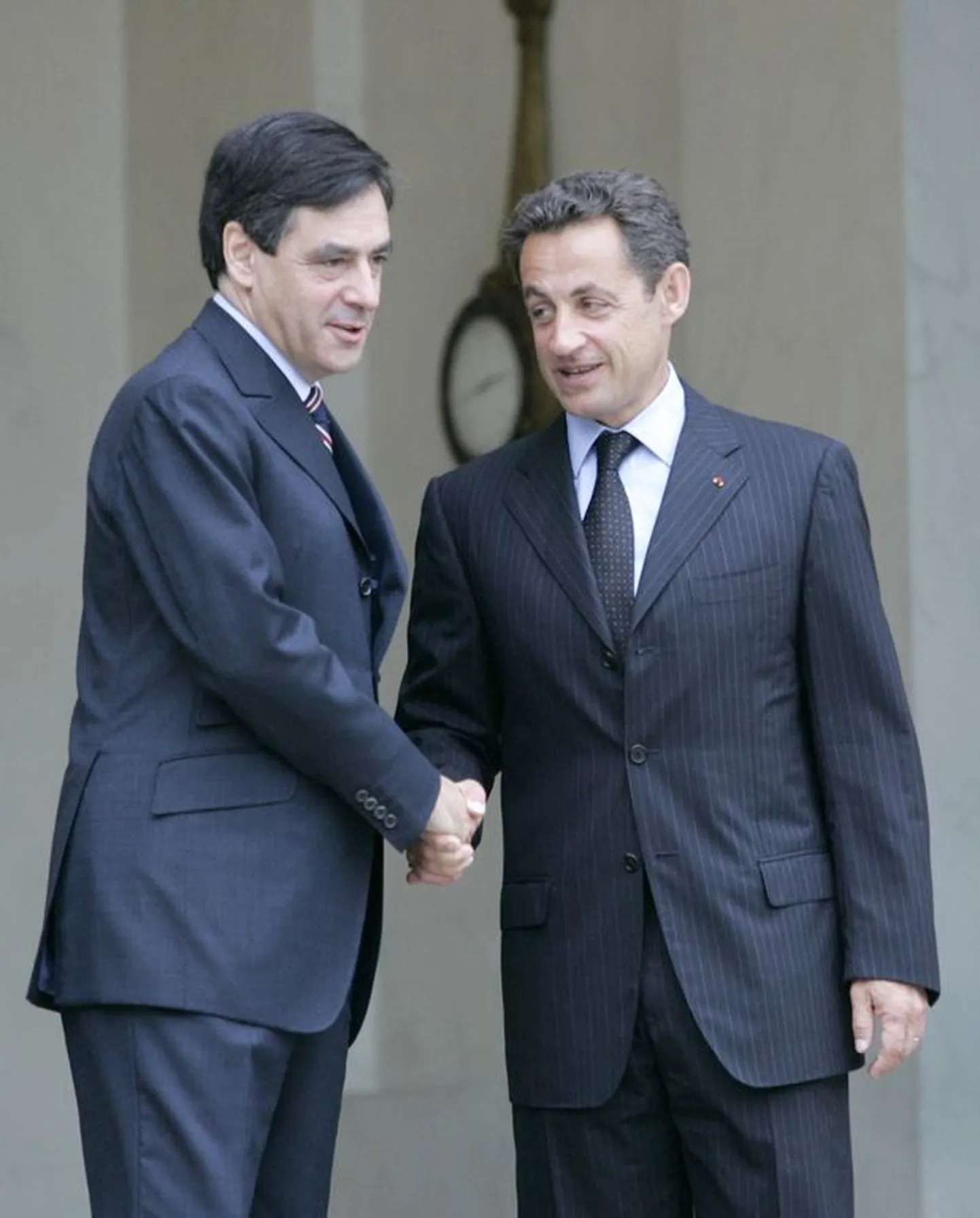 Nicolas Sarkozy (paremal) surub kätt Francois Fillonil, Elysee palees.
