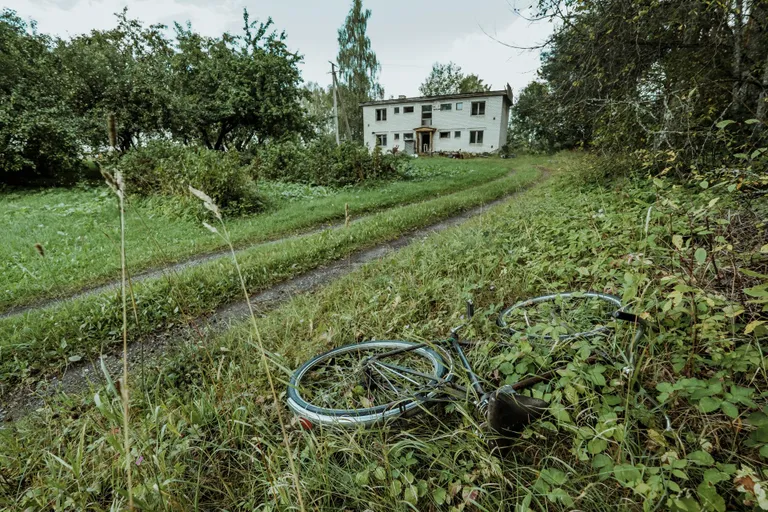 Недалеко от сада в траве лежал велосипед погибшего.