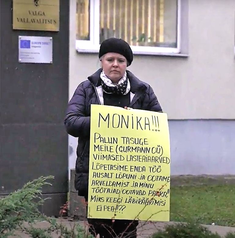 Светлана Сопи с плакатом