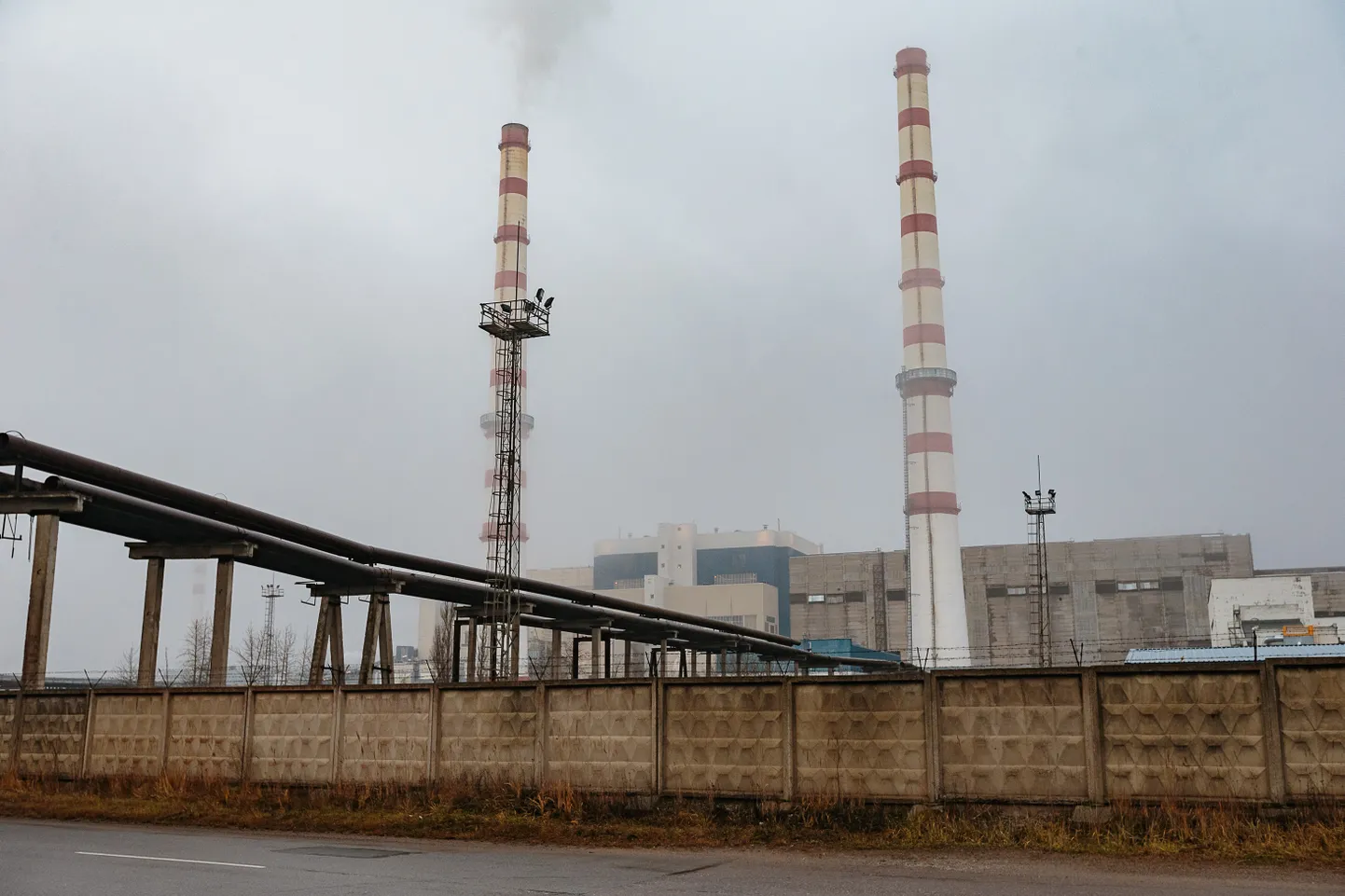 На Балтийской электростанции из шести возвышавшихся здесь когда-то труб на сегодня сохранились только две. "Eesti Energia" хочет снести и их, но город Нарва против.