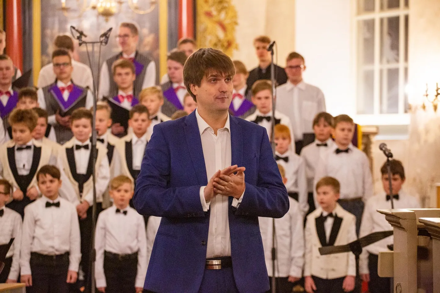 Kuno Kerge Virumaa poistekoori, noorte meeskoori ja vilistlaskoori jõulukontserdil rakveres.