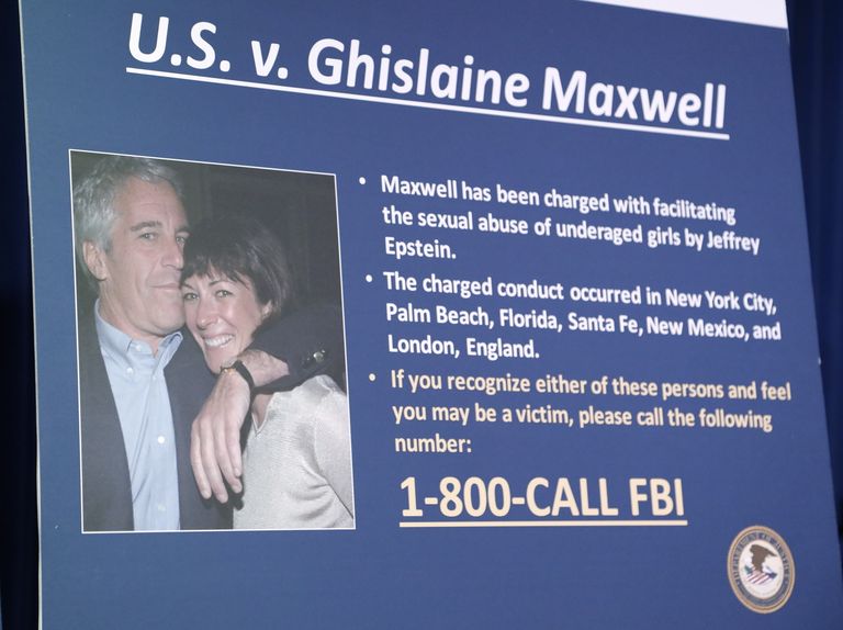 2. juulil New Yorgis toimunud pressikonverentsil pandi üles ka Ghiselaine Maxwellile esitatud süüdistusi kajastavad postrid.