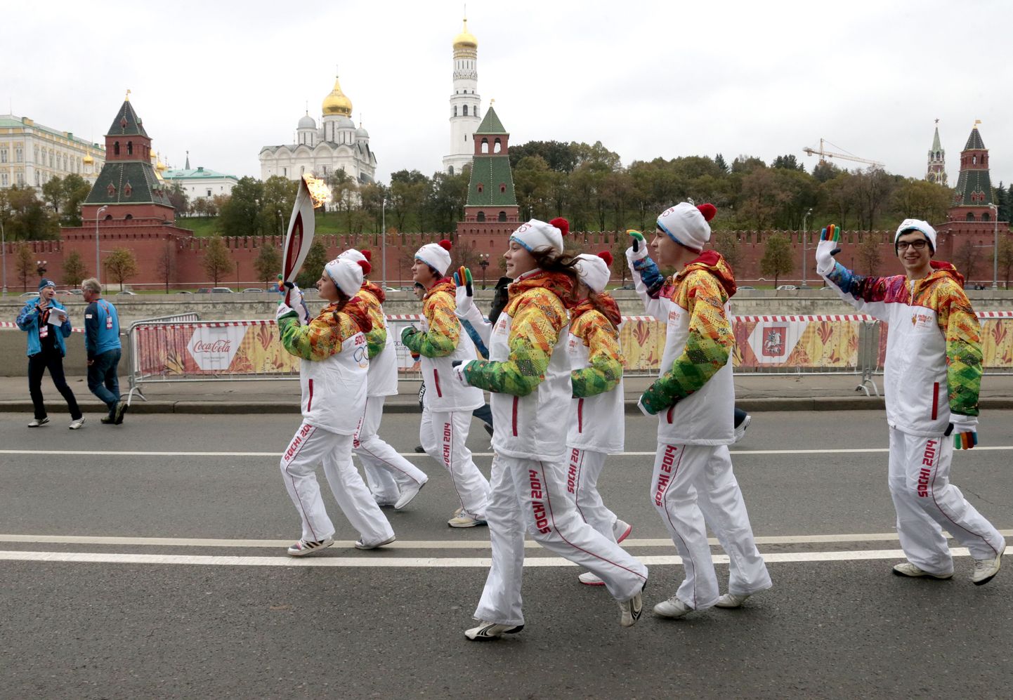 Эстафета олимпийского огня в Москве.