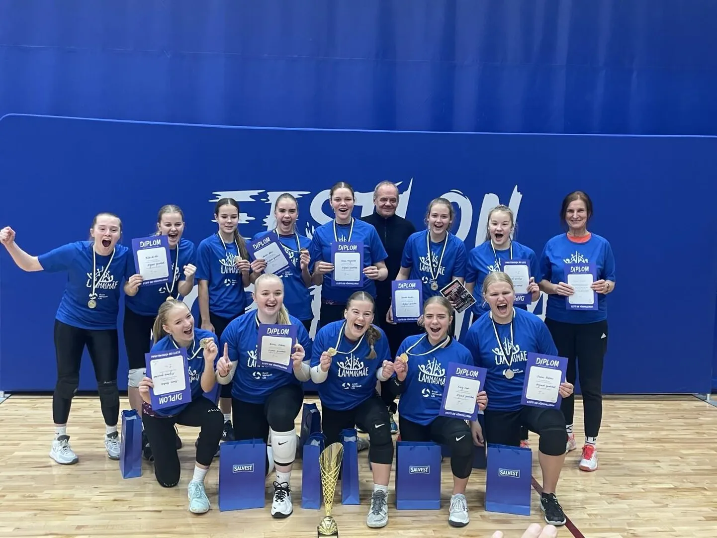 Juubeldav Viljandi kuni 16-aastaste tütarlaste karikavõitjast võistkond koos peatreener Merle Keerutaja ja võistkonna mänedžeri Margus Keerutajaga
