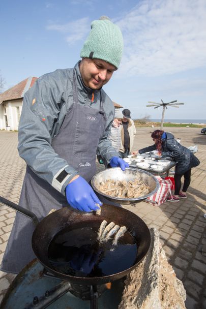Рыбный повар Элар Юримяэ несколько часов не мог оторваться от сковороды, предлагая народу полакомиться жареной салакой.