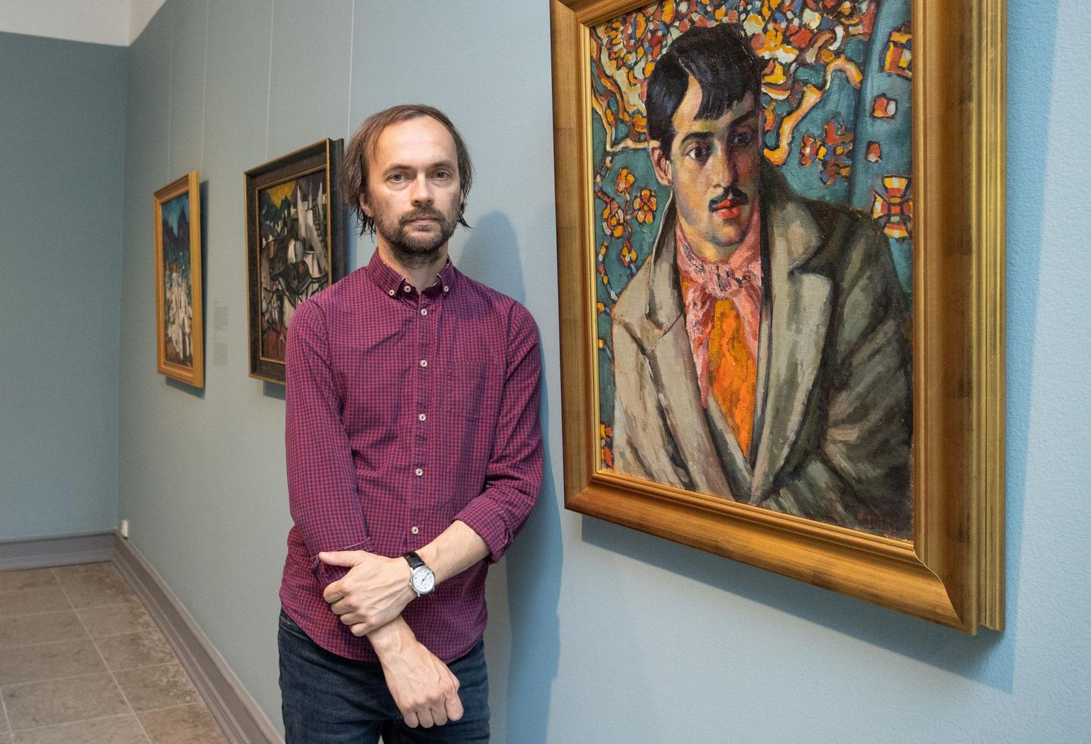 Kunstiteadlane Eero Epner rääkis, et tõnäoliselt on Konrad Mägi maalil «Roma noormees» kujutatud eliidi hulka kuuluvat isikut. 