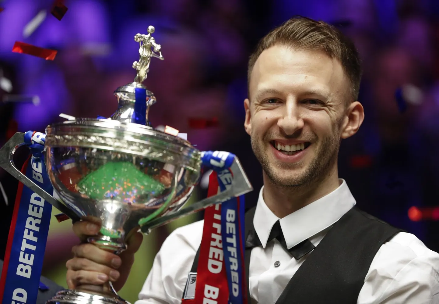Värske snuukri maailmameister Judd Trump võidutrofeega.