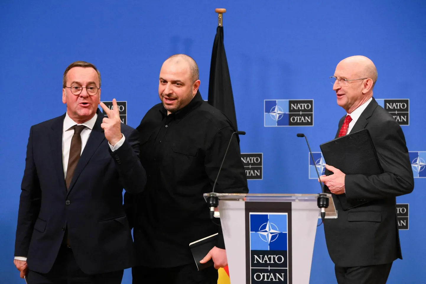 Saksa, Ukraina ja Briti kaitseministrid Boris Pistorius, Rustem Umerov ja John Healey kohtumise järel.