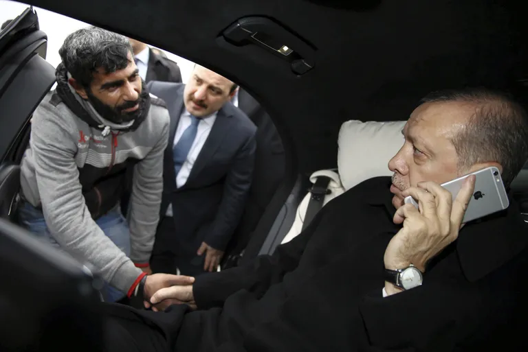Türgi president Recep Tayyip Erdoğan iPhone'e telefoniga.