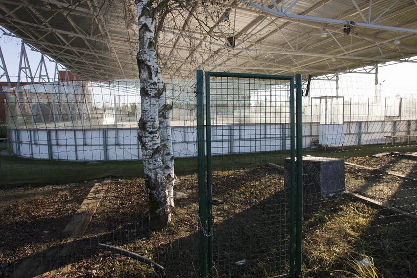 Praegu ei vihja võhiku silmale veel miski, et uisuväljak paari nädala pärast hooaja avab.