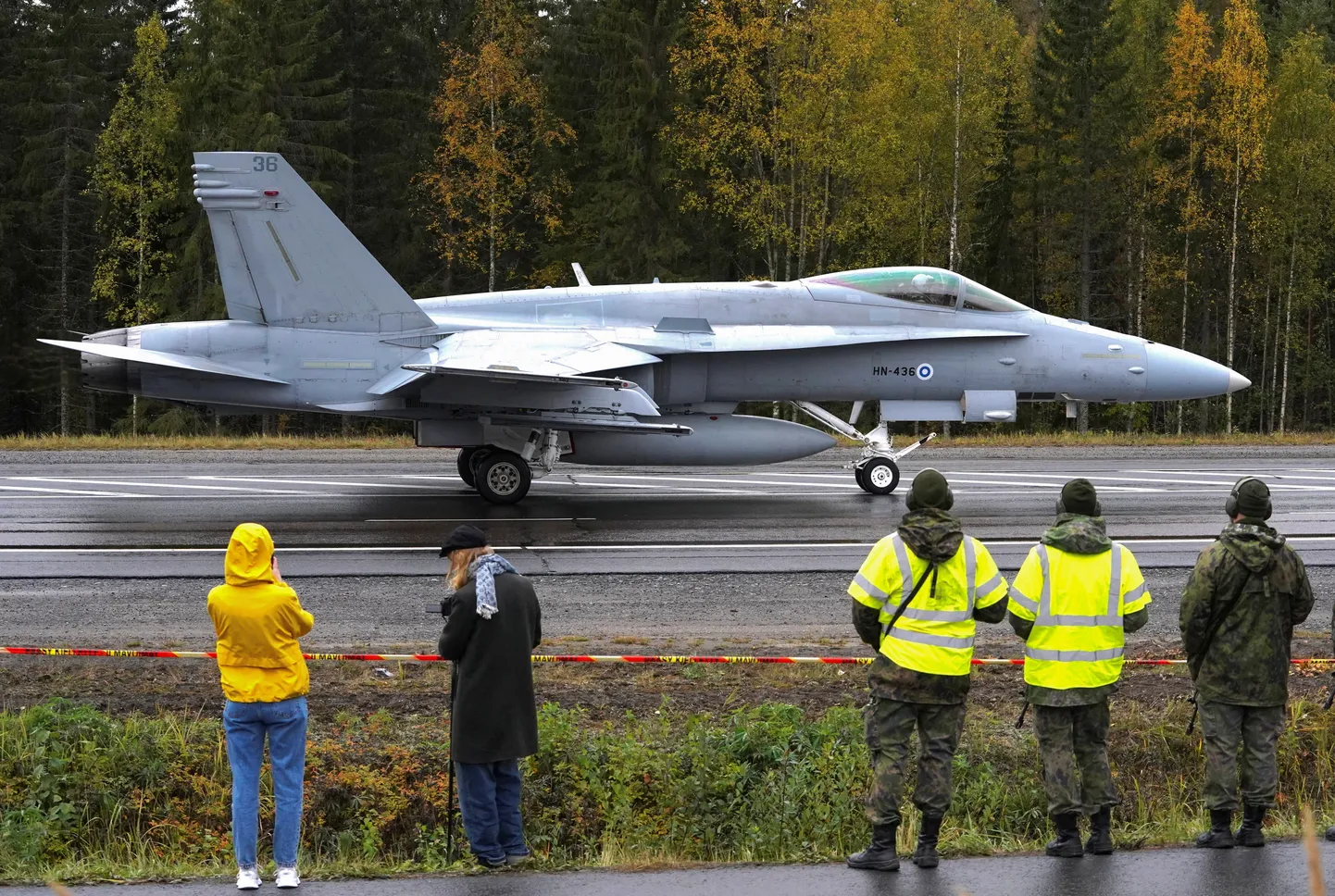 Истребитель F/A-18 Hornet приземляется на автомагистрали в Йоутсе, Финляндия, 28 сентября 2022 года. Финляндия ежегодно тренируется сажать военные самолеты на обычные гражданские шоссе.