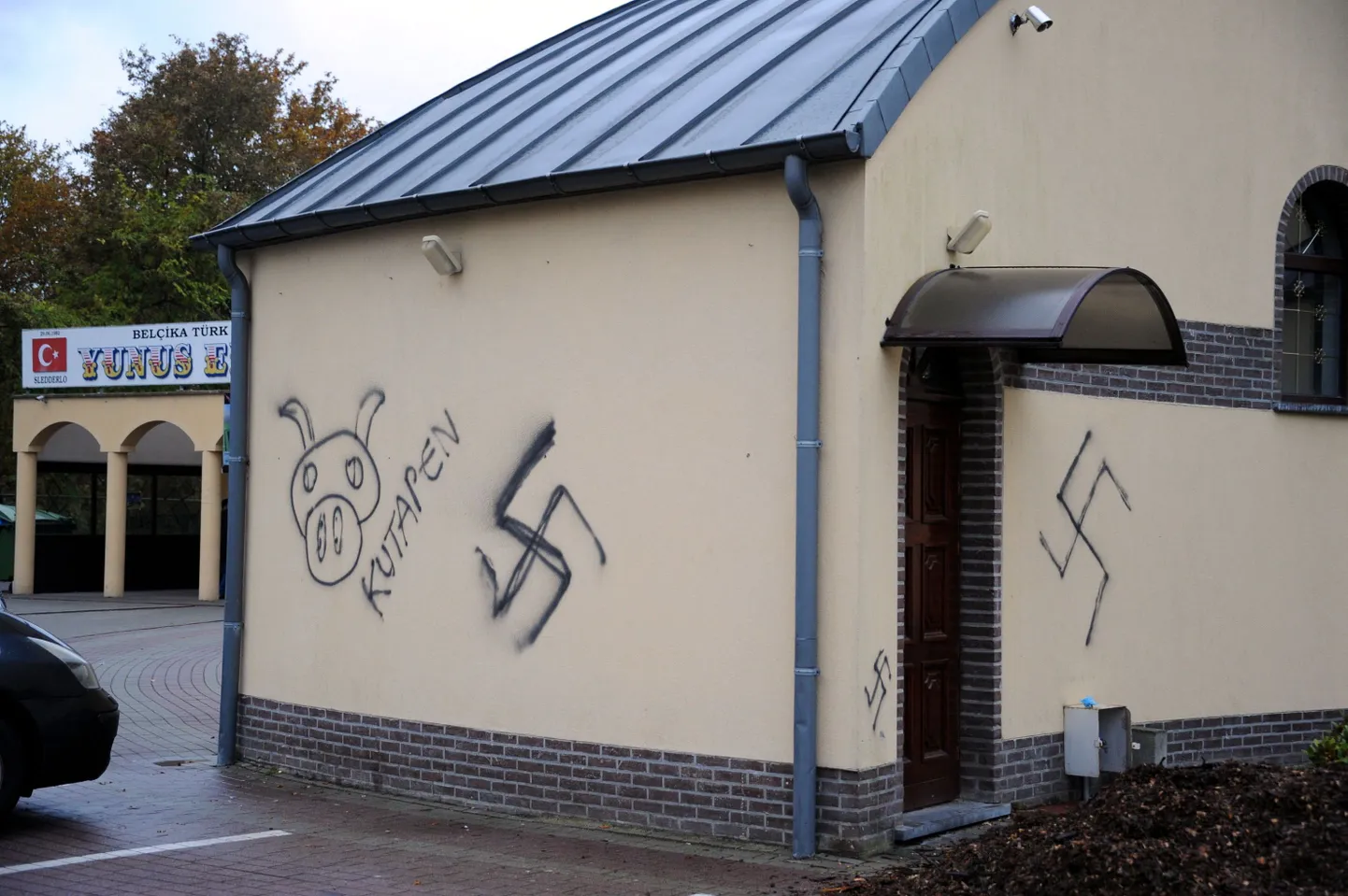 Haakriste on viimastel kuudel näha olnud ka näiteks Belgias (fotol Genkis asuv mošee), Mongoolias, Kosovos, Venemaal Jaroslavlis