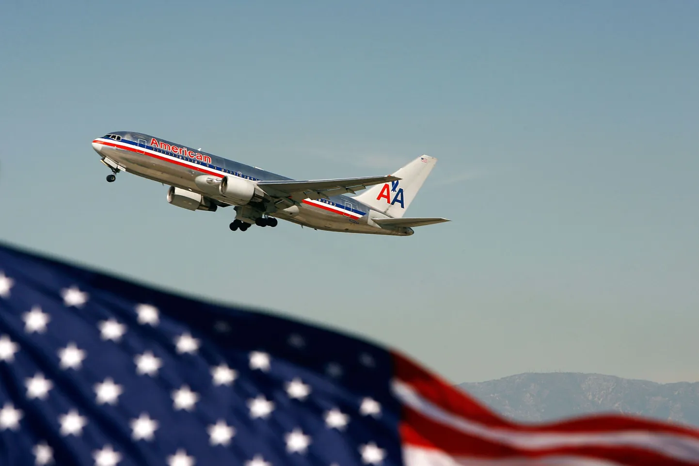 American Airlinesi lennuk murdus maandumisel kaheks