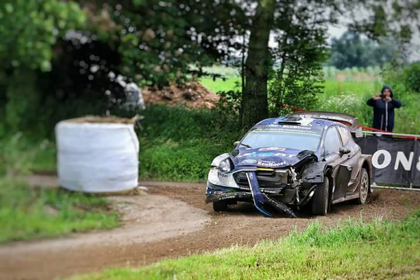 Ott Tänak avariilise autoga Poola ralli 21. kiiruskatsel.