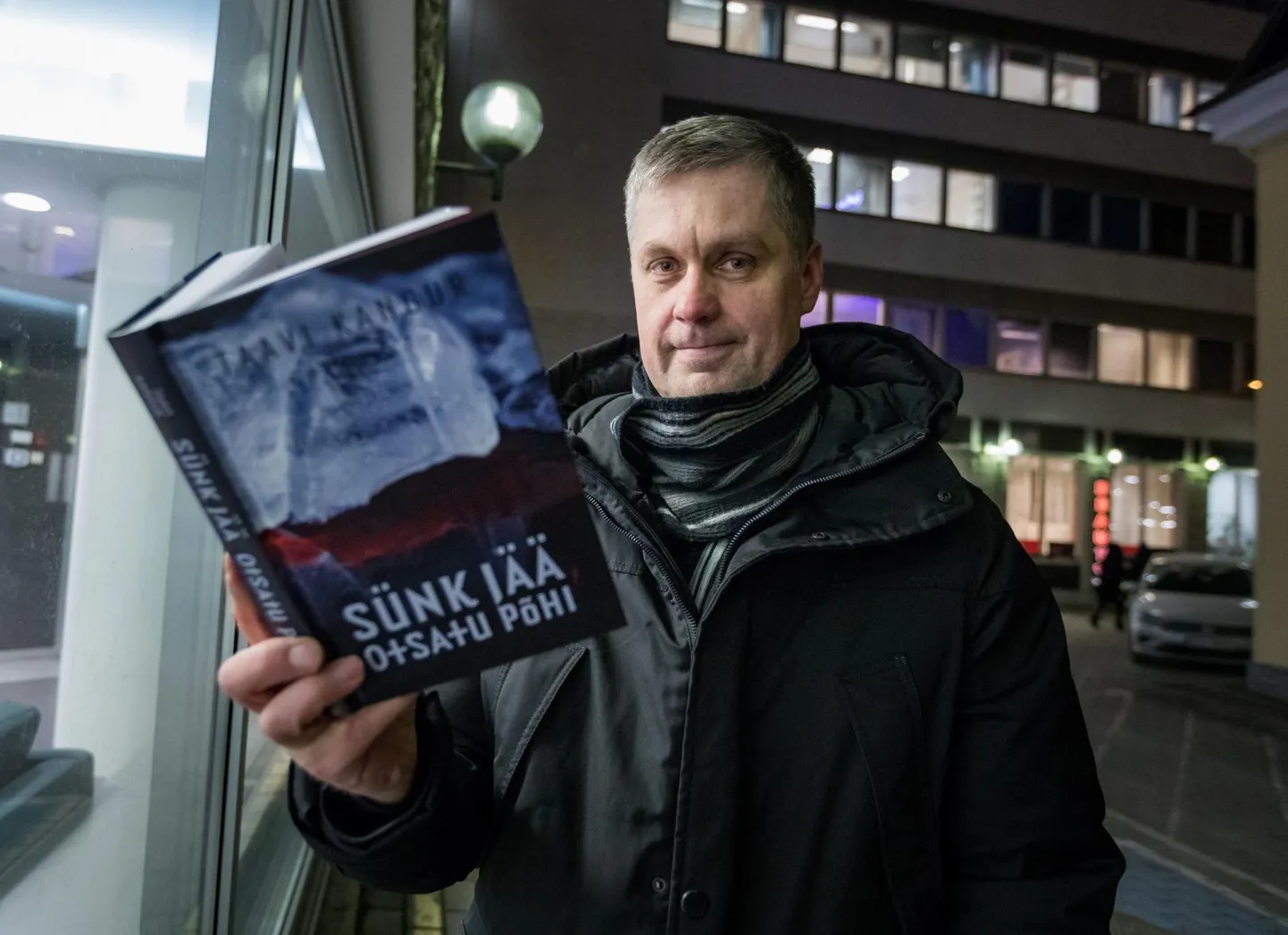 Kirjanik Taavi Kangur oma esimese krimiromaani «Sünk jää, otsatu põhi» ilmumise aegu 2017. aastal.