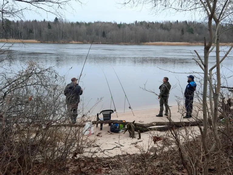 Piirivalvurite igapäevatöö tavaline osa idapiiril on vestlused kohalikega, kes armastavad Narva jõel kalal käia.