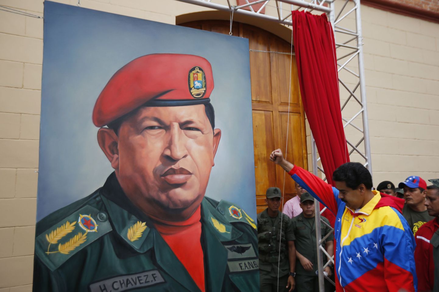 Venezuela asepresident Nicolas Maduro paljastamas president Hugo Chavezi kujutavat maali
