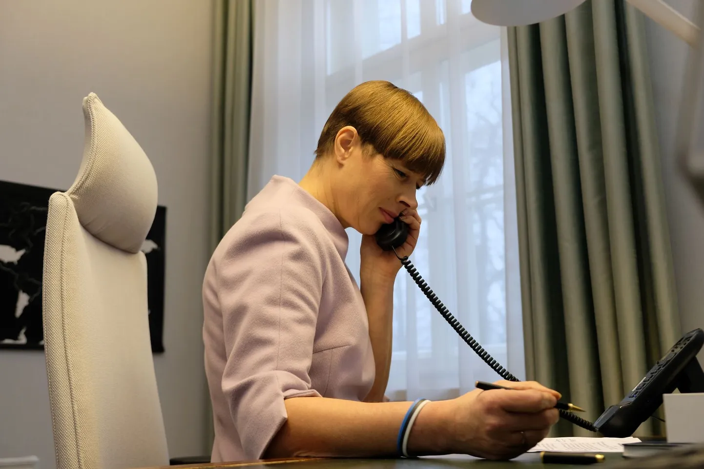 President Kersti Kaljulaid telefoni otsas.