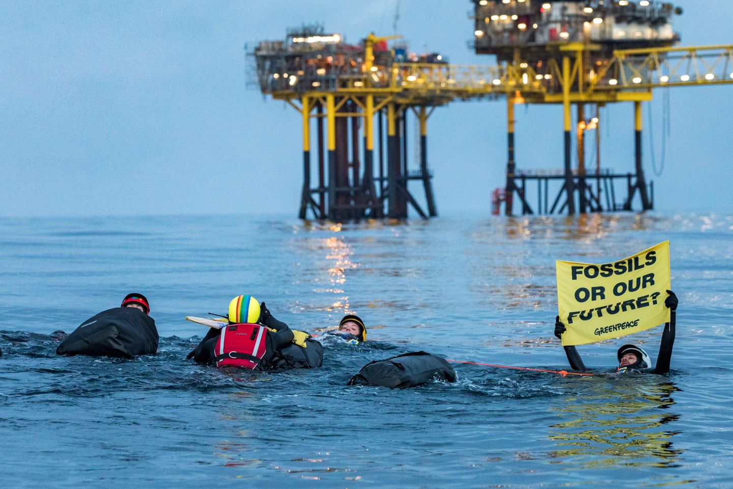 Greenpeace aktivistid laevalt Rainbow Warrior ujumas Dan Bravo naftapuurtorni poole Taani põhjamerel