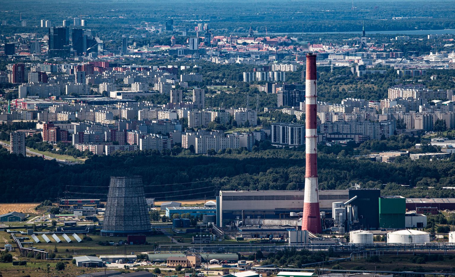 Iru elektrijaam ja Tallinna linnavaade. Pildistatud lennukilt. Foto Madis Veltman, Postimees