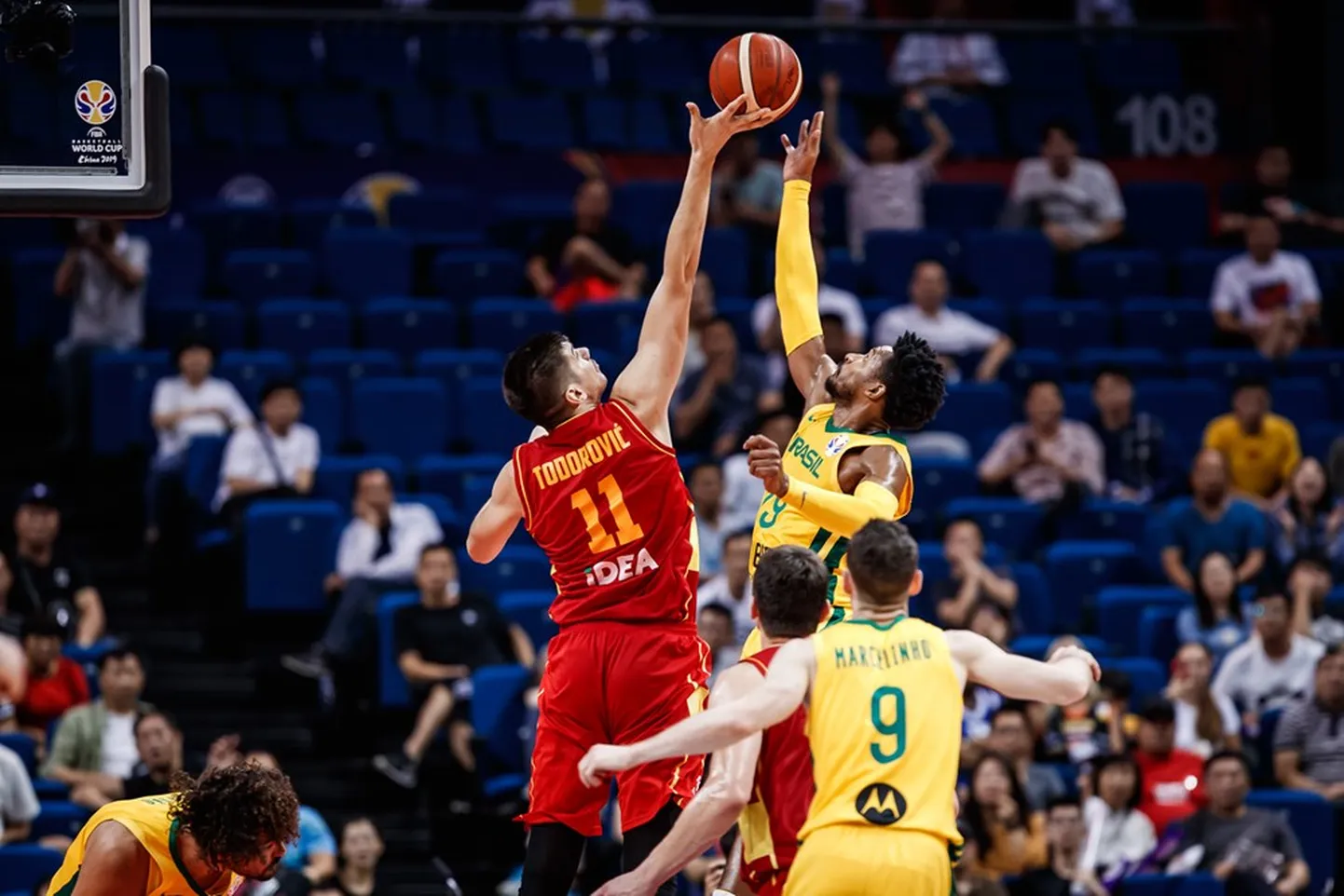 Brazīlijas un Melnkalnes basketbolistu duelis.