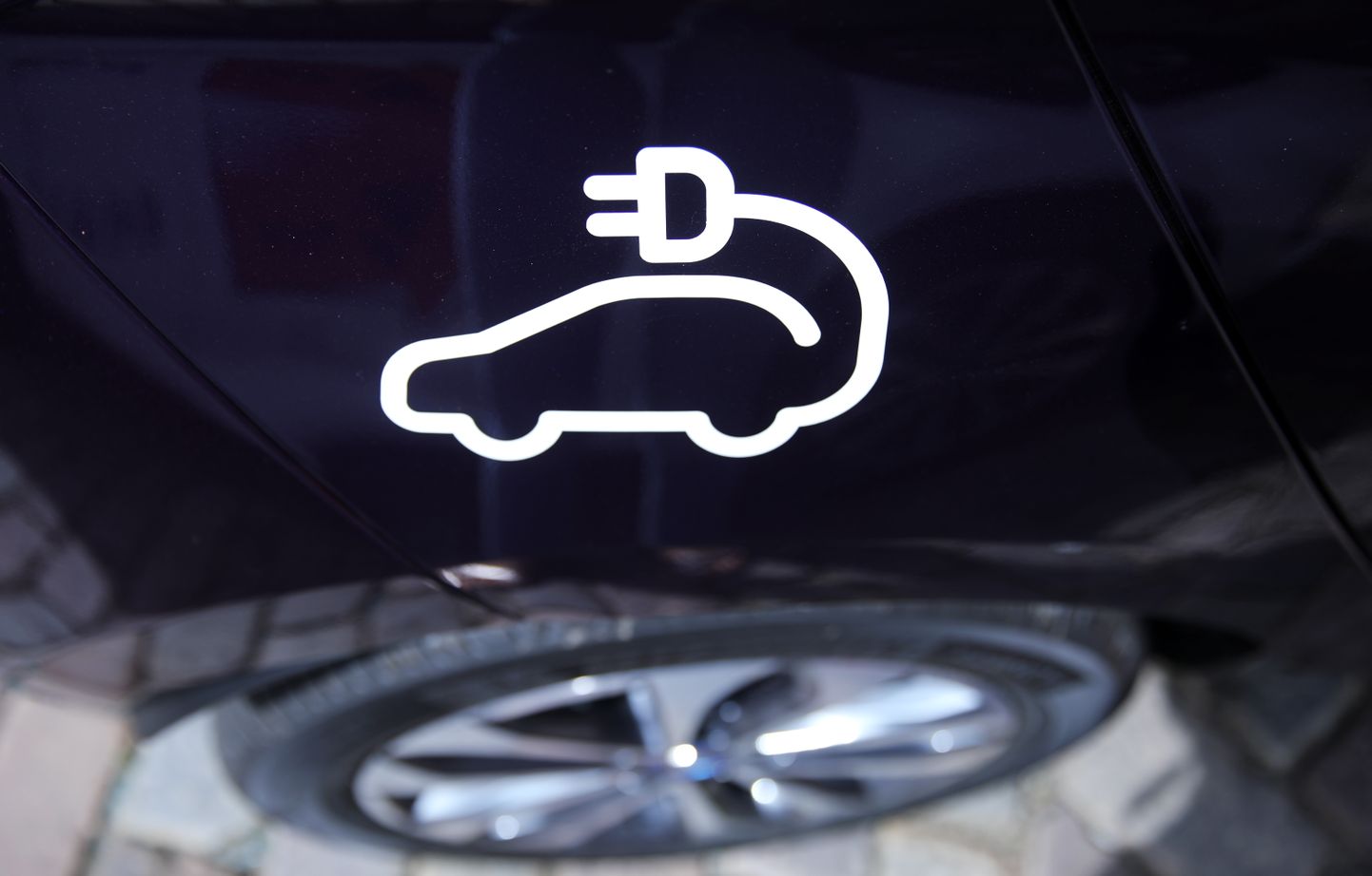 Значок электроавтомобиля. Иллюстративное фото
