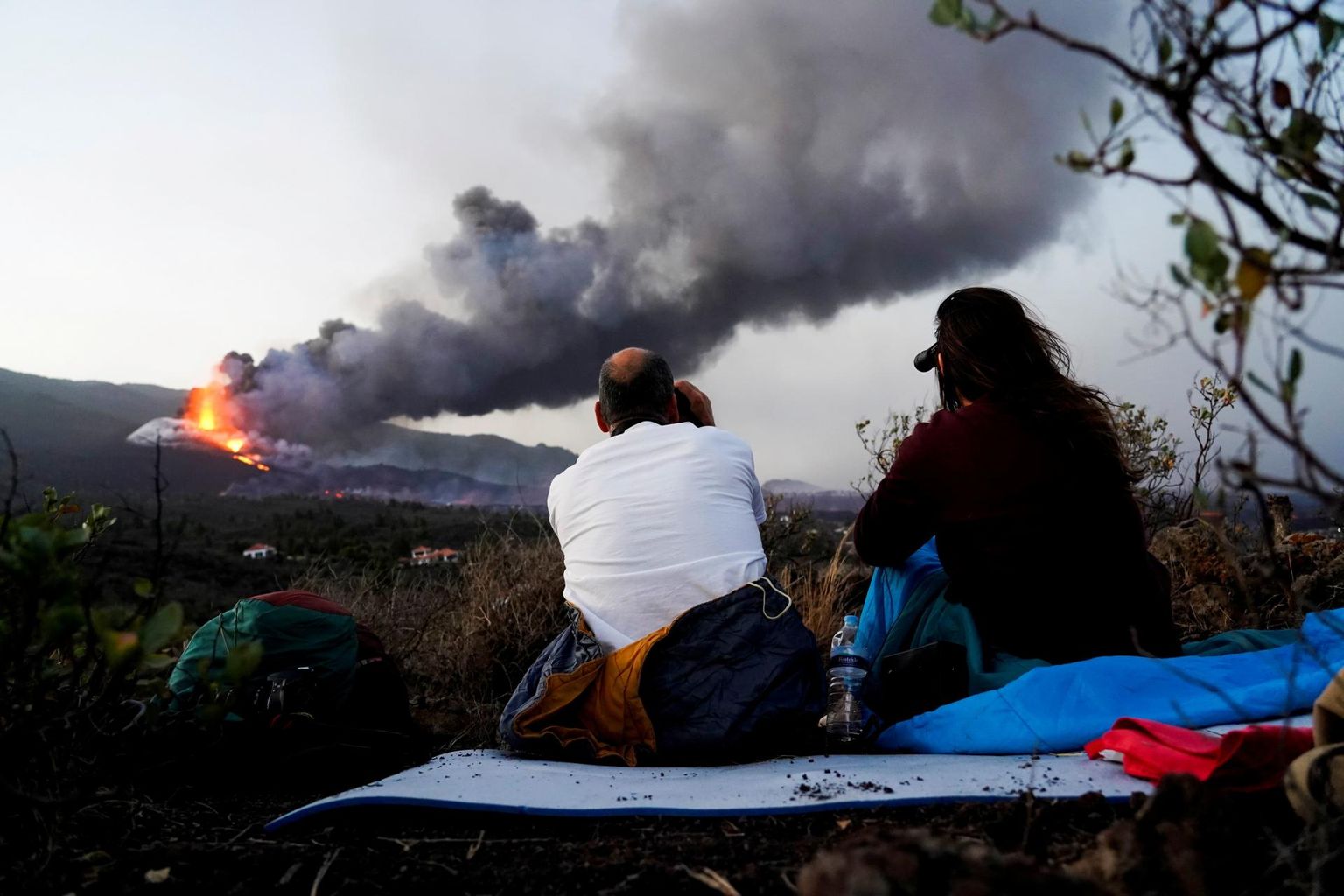 Inimesed jälgivad nädalavahetusel La Palma saarel, kuidas Cumbre Vieja vulkaanist purskab välja tulikuuma laavat.