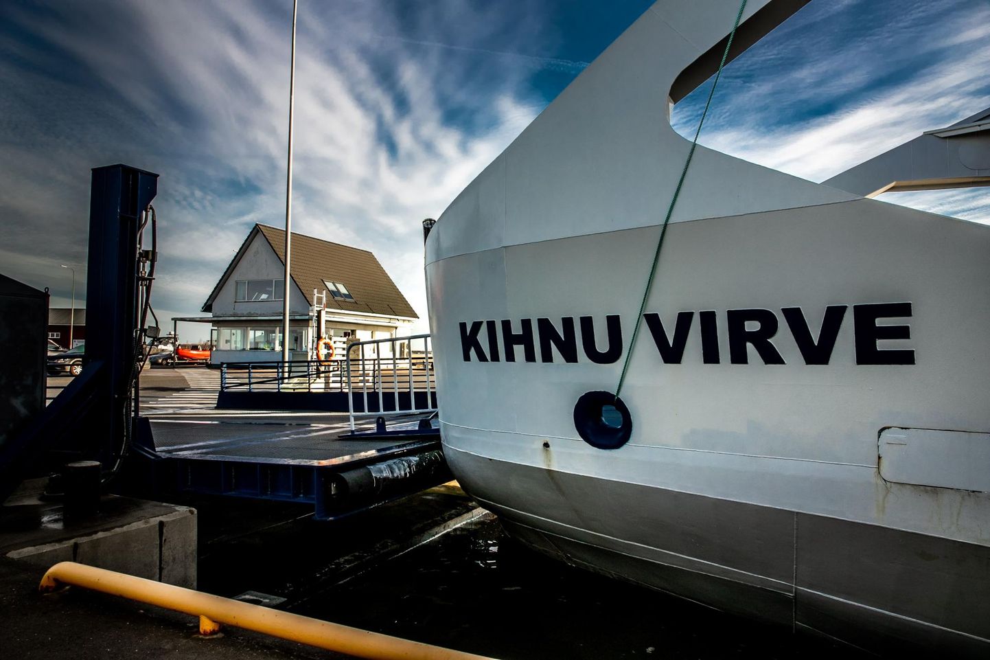 AS Kihnu Veeteed teatas kodulehel, et homme ei veeta tugeva tuule tõttu Kihnu–Munalaiu vahel viiest tonnist raskemaid sõidukeid.