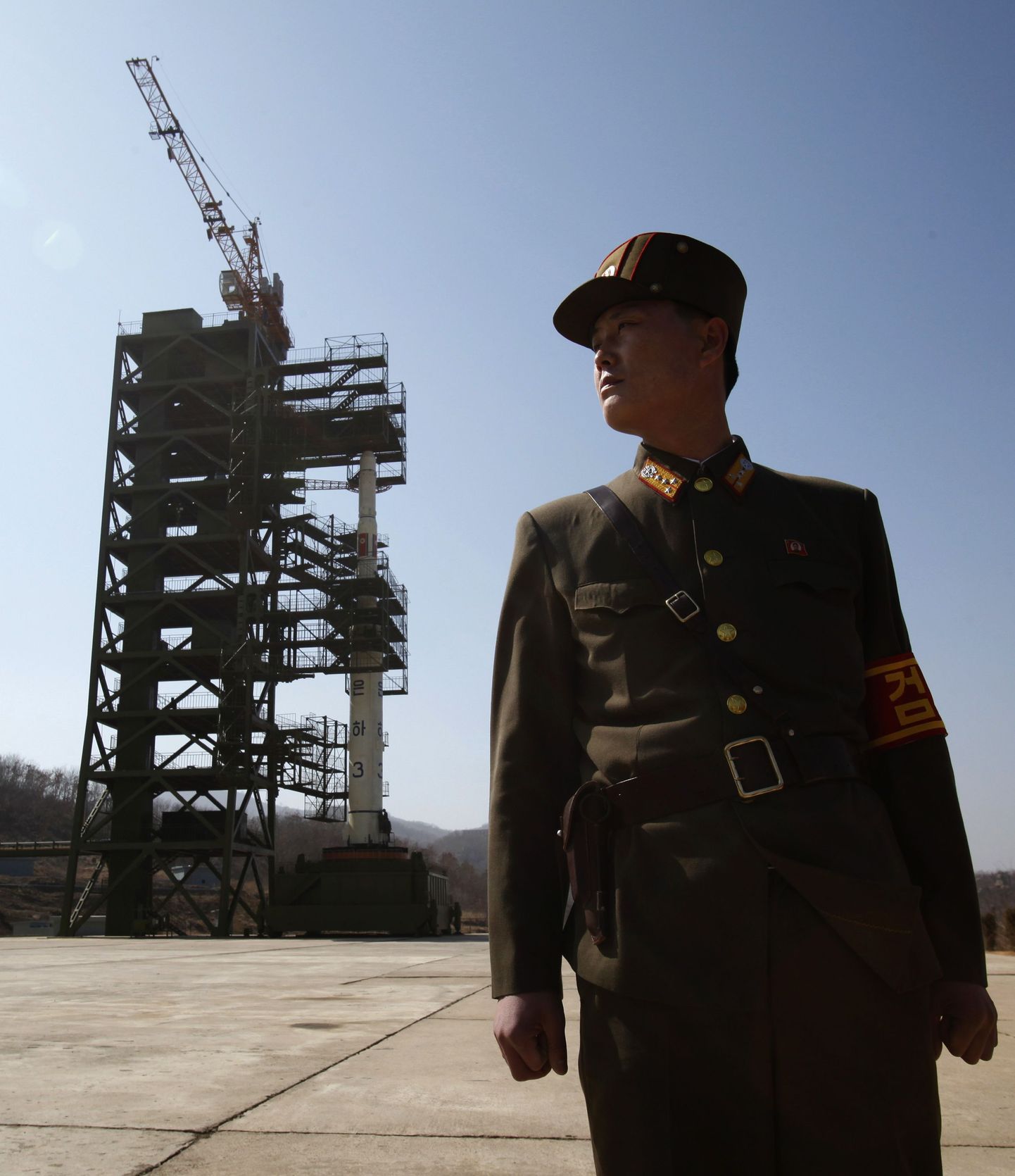 Põhja-Korea sõdur raketisüsteemi Unha-3 (Linnutee 3) valvamas.