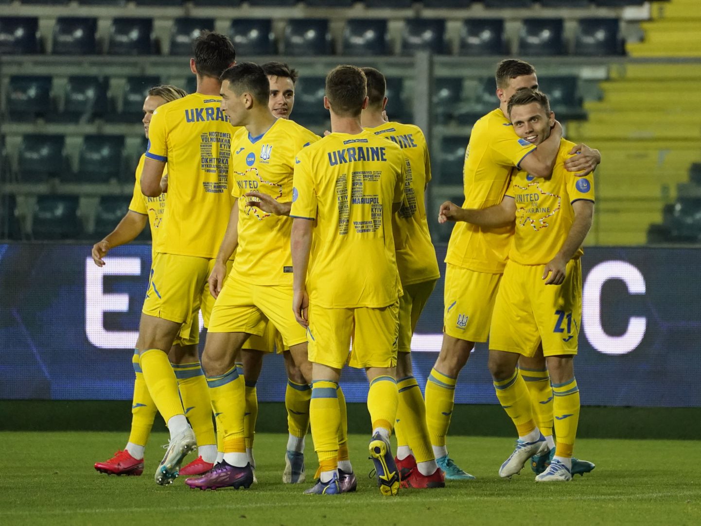 Ukraina koondis tähistab Empolile löödud väravat.