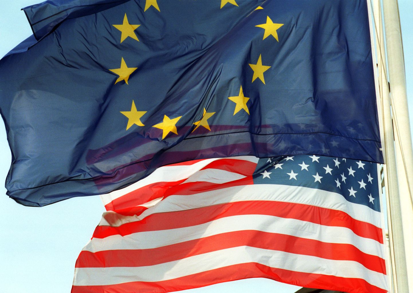 Euroopa Liidu ja USA lipud.
