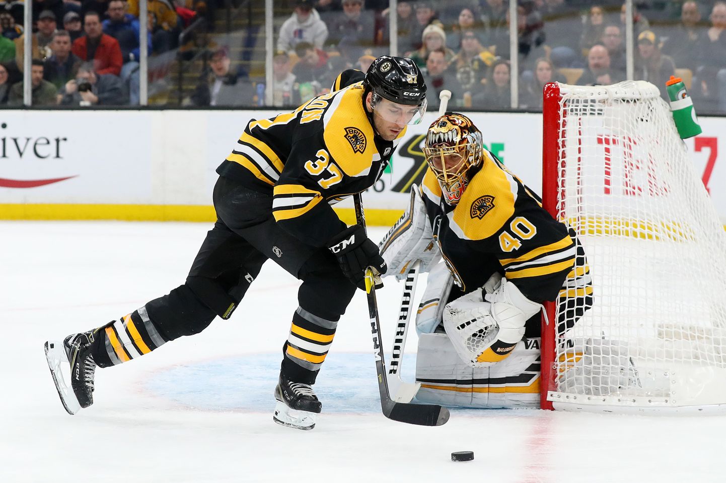 Bostonas "Bruins" uzbrucējs Patrīss Beržerons un vārtsargs Tuka Rasks
