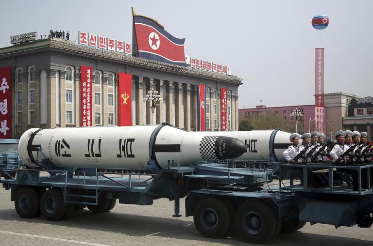 Raketid Kim Il-sungi väljakul.