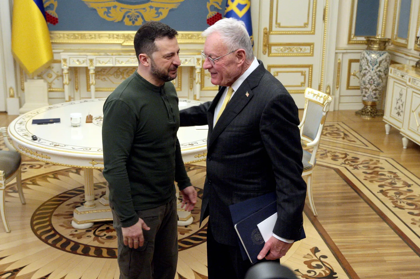 USA erisaadik Keith Kellogg koos Ukraina presidendi Volodõmõr Zelenskõiga veebruaris Kiievis.