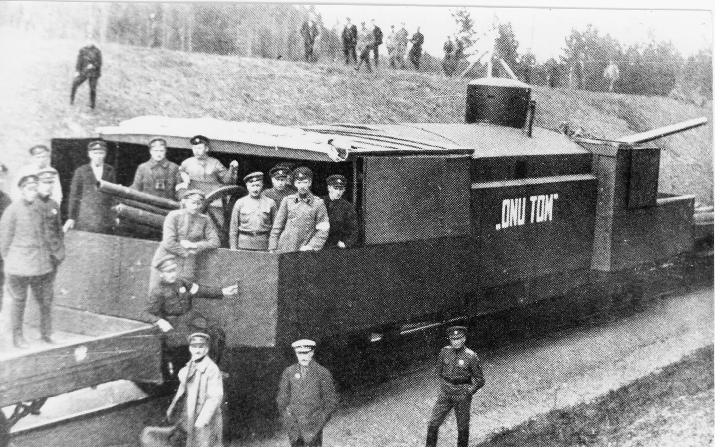 Soomusrong nr.3 suurtükiplatvorm «Onu Tom» võitluse ajal landesveeriga.