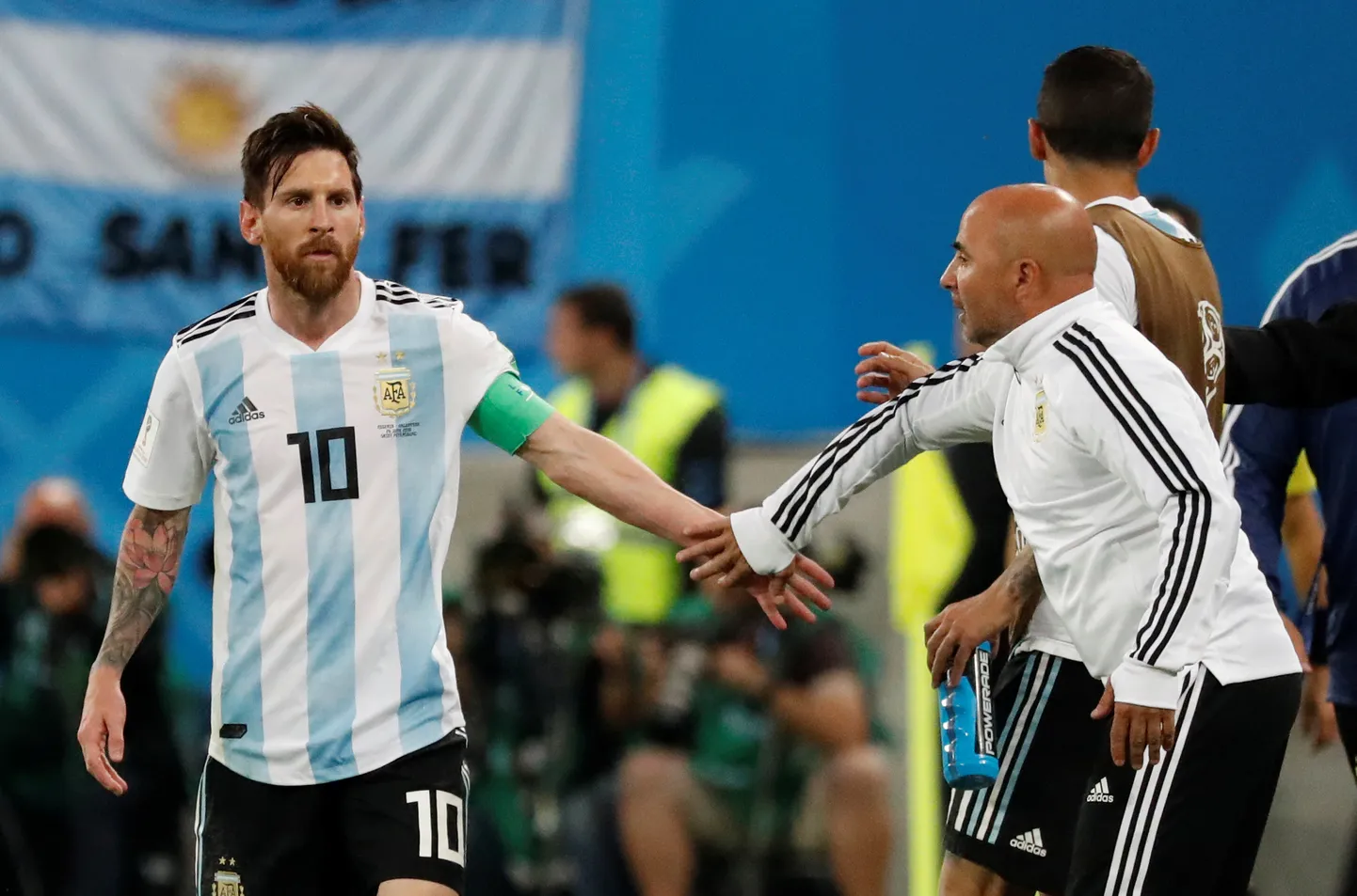 Jorge Sampaoli (paremal) ja Lionel Messi: treener ja hoolealune või...?