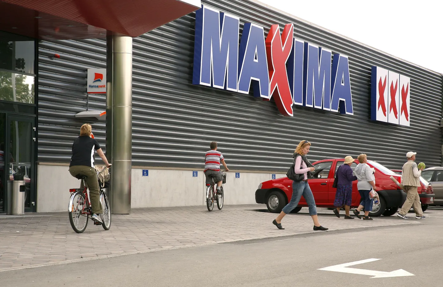 Pärnus kuulub OÜle Topone Riia maantee ääres asuv ligi 12 000 ruutmeerine kaubanduskeskus, mille ankurrentnik on jaekett Maxima Eesti OÜ.