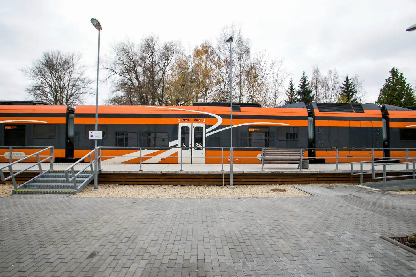 Rahaline toetus võimaldab jätkata rongiliiklusega tavapärases mahus, mis on vajalik, et reisijaid saaks rongides hajutada.