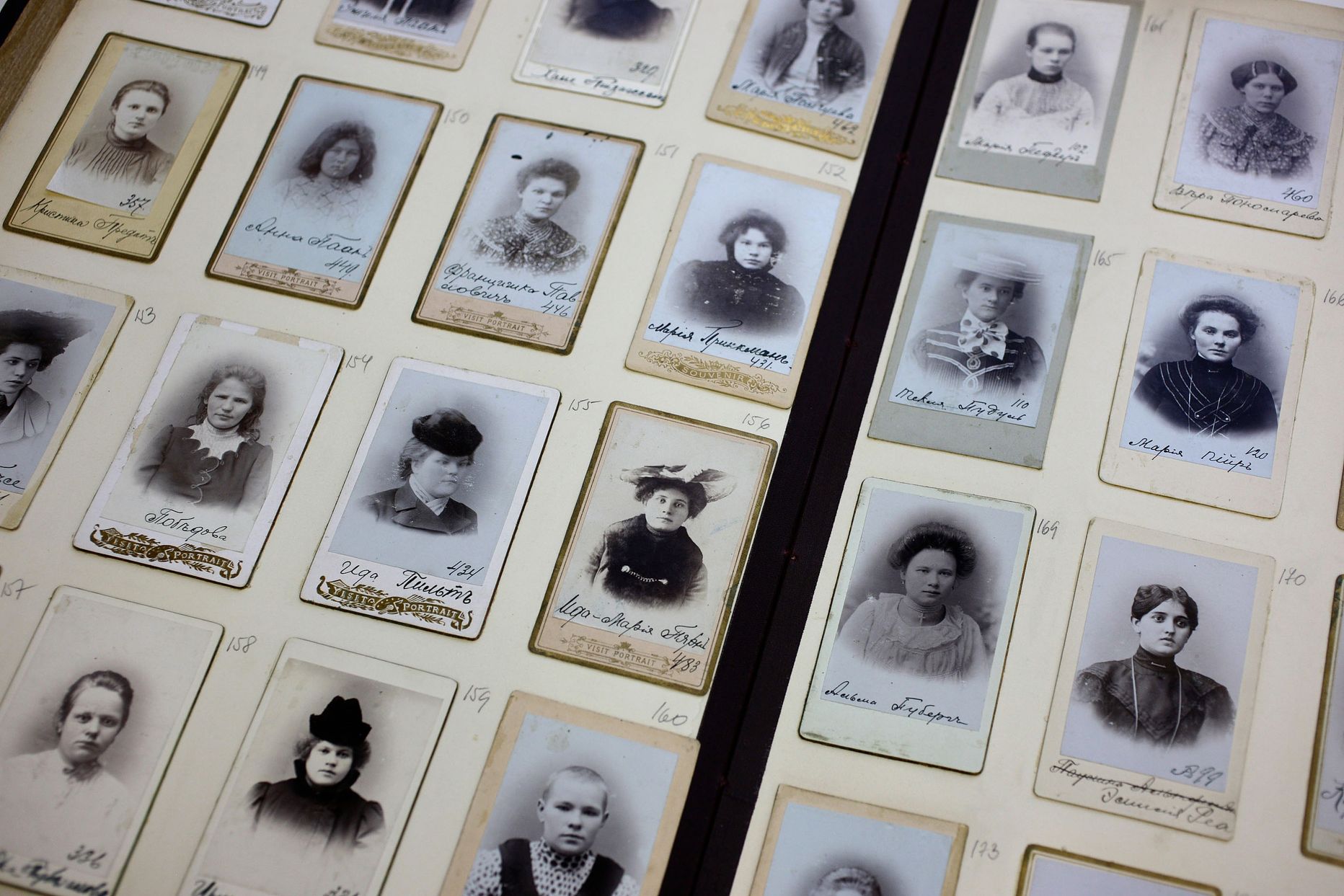 Rahvusarhiivis on hoiul kaks paksu foto­albumit tsaariaegsete lõbunaiste portree­piltidega.