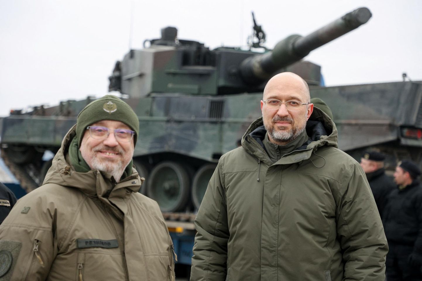 Ukraina kaitseminister Oleksi Reznikov ja peaminister Denõss Šmõhal rõõmustavad Poola annetatud Leopard 2 tankide üle. Tankid anti üle 24. veebruaril, mil täitus aasta Venema agressioonist.