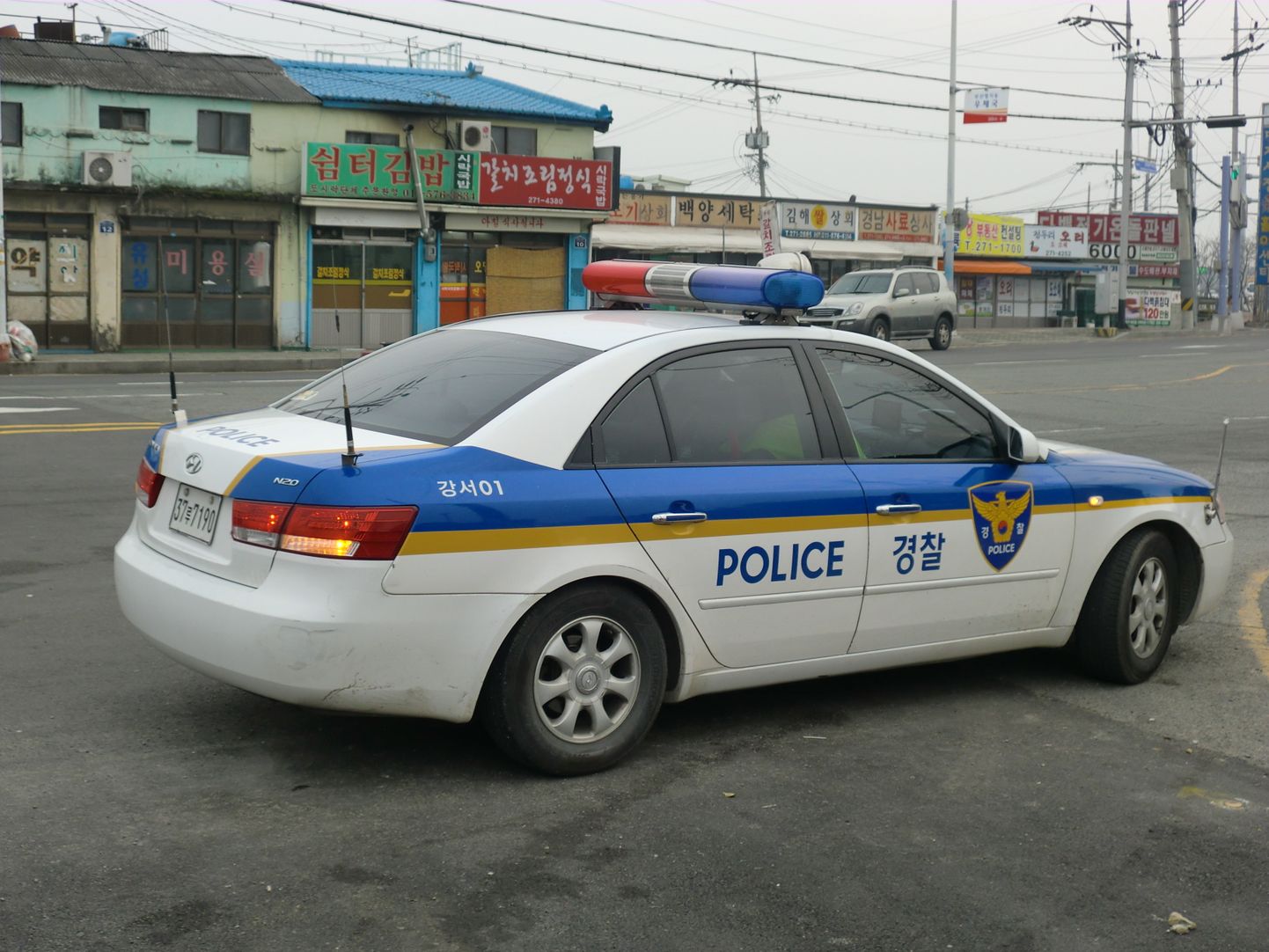 Politseiauto Lõuna-Koreas Busani tänaval.