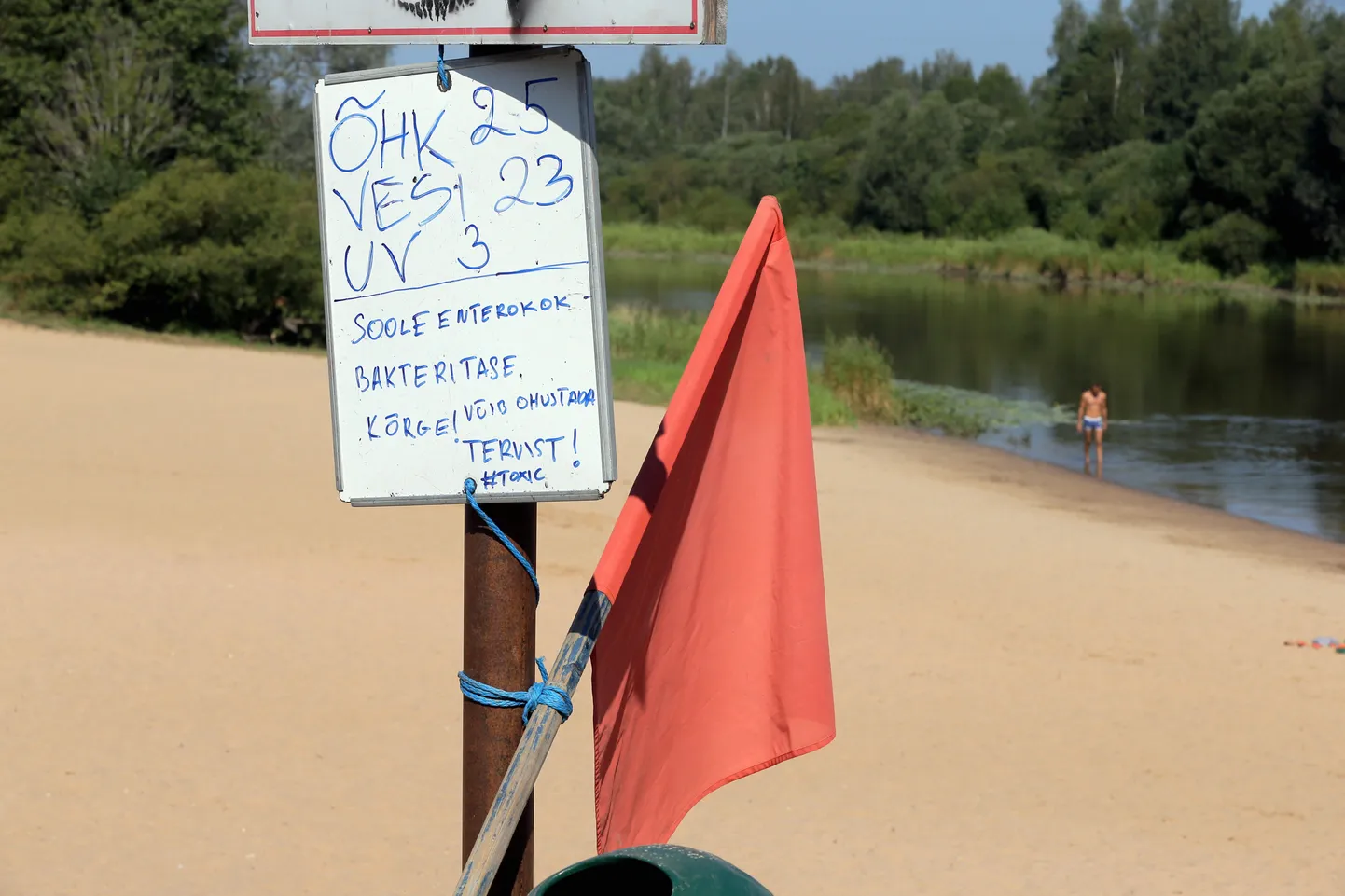 Emajõe suplusvee kvaliteet ei vasta normidele (pildil punane lipp Emajõe vabaujulas).