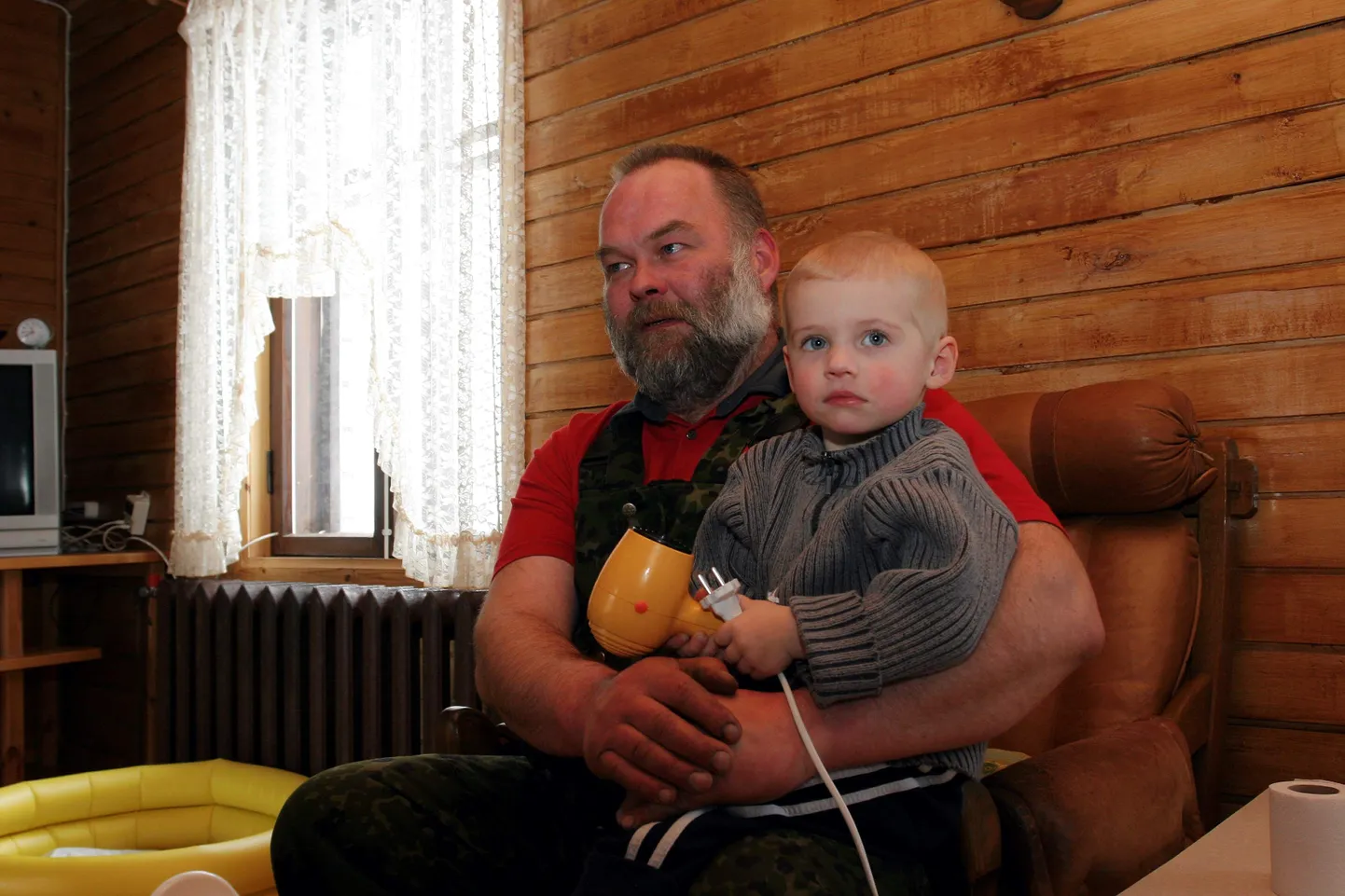 Vanaisa lapselapsega.
