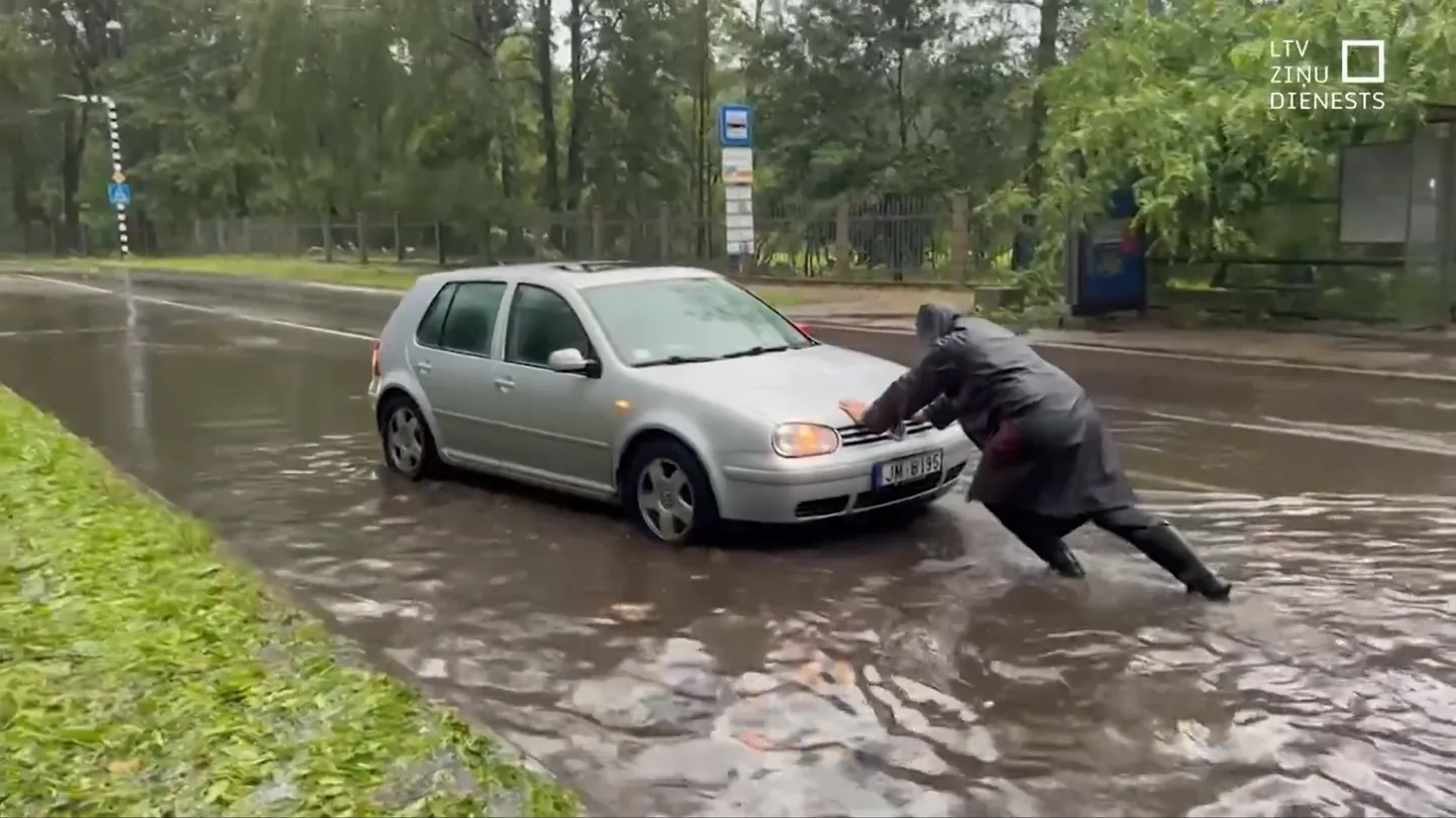 Riia elanik autot lükkamas.