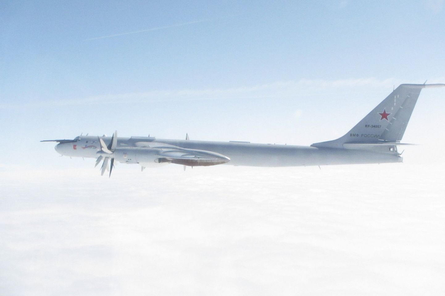 Foto Vene sõjalennukist Tu-142, mille Briti kuninglikud õhujõud avaldasid koos saatmisest teatanud Twitteri-postitusega.